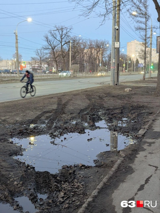 Лужи становятся частью городского пейзажа | Источник: Илья, читатель 63.RU