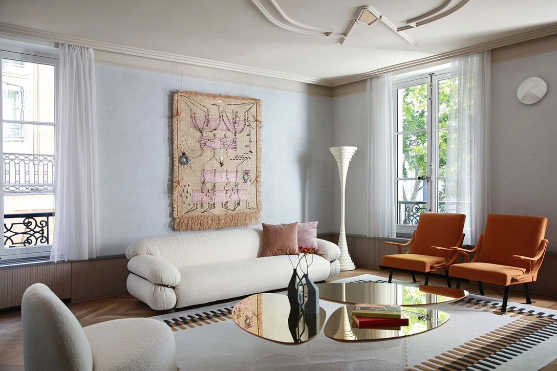 Диван Sesann, Джафранко Фраттини для Tacchini, в обивке Dedar. Кресла Digamma, дизайн Игнасио Гарделла, Santa & Cole. На стене — гобелен Мари-Клэр Мессума Манланбьен, 50 Golborne. Ковер Magico, дизайн Marcante-Testa, SEM-Spotti Edizioni Milano. Журнальный столик Nénuphar Miroir, дизайн Жанетт Лаверрьер, Perimeter editions. Вазы, ToolsGalerie | Источник: Карола Рипамонти