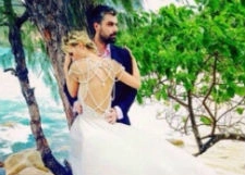 Полина Гагарина сфотографировалась с мужем в свадебном платье
