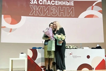 Екатерина и Кристина встретились на мероприятии, посвященном 100-летию НМИЦ гематологии Минздрава России и накануне Национального дня донора | Источник: Минздрав Самарской области / T.me
