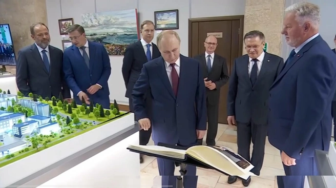 Путину подарили фотоальбом, в котором собраны памятные моменты о поездках главы государства в закрытый город | Источник: kremlin.ru