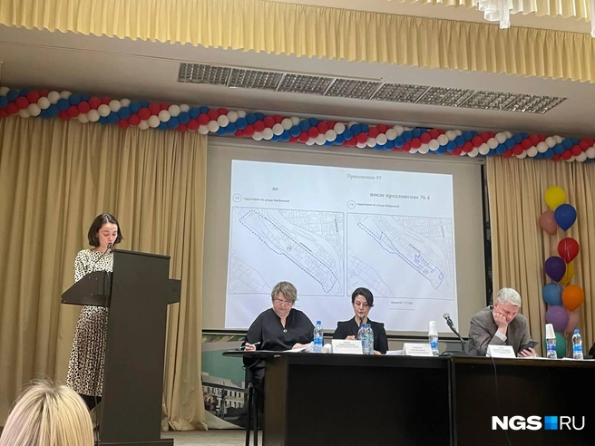 Справа на экране — новые границы застройки территории по КРТ, эксперты исключили участки бизнесменов, но оставили полосу для развития набережной | Источник: Елизавета Горячева / NGS.RU