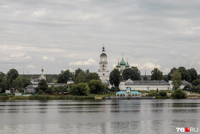 С берега открывается живописный вид на Свято-Введенский Толгский женский монастырь | Источник: Александр Куренной / 76.RU