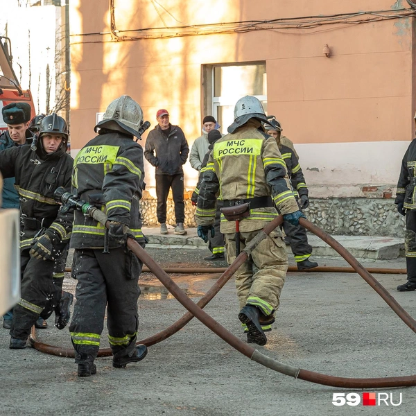 Рукава размотали перед обливанием&nbsp;— сейчас что-то будет… | Источник: Василина Любимова / 59.RU