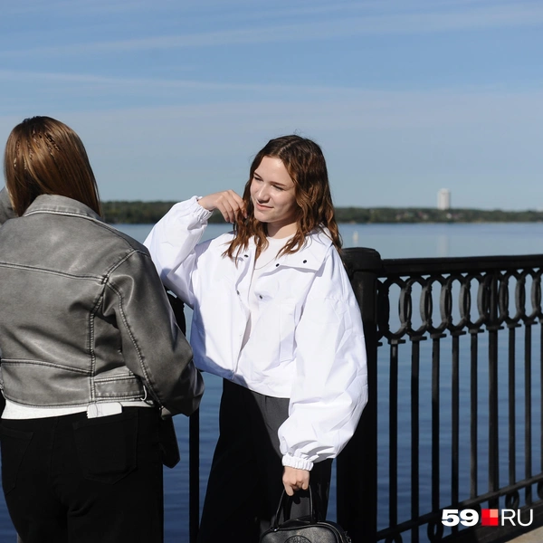 Девушки пришли погулять и пообщаться | Источник: Ирина Тропина / 59.RU