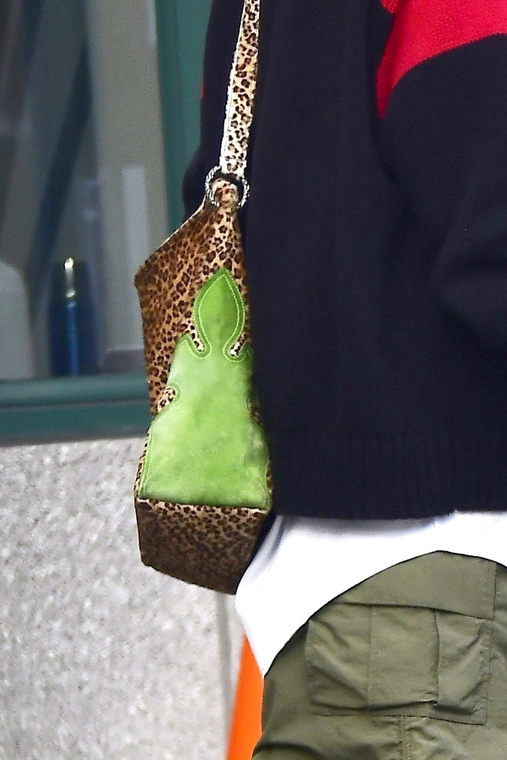 Фото №3 - Китайская заколка, леопардовая сумка, юбка-карго, свитшот из 90-х: посмотрите, как Белла Хадид балансирует на пике моды и антитрендов