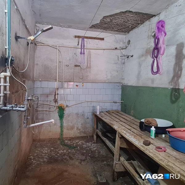 В таком помещении принимать душ довольно опасно | Источник: Светлана Коновалова / YA62.RU