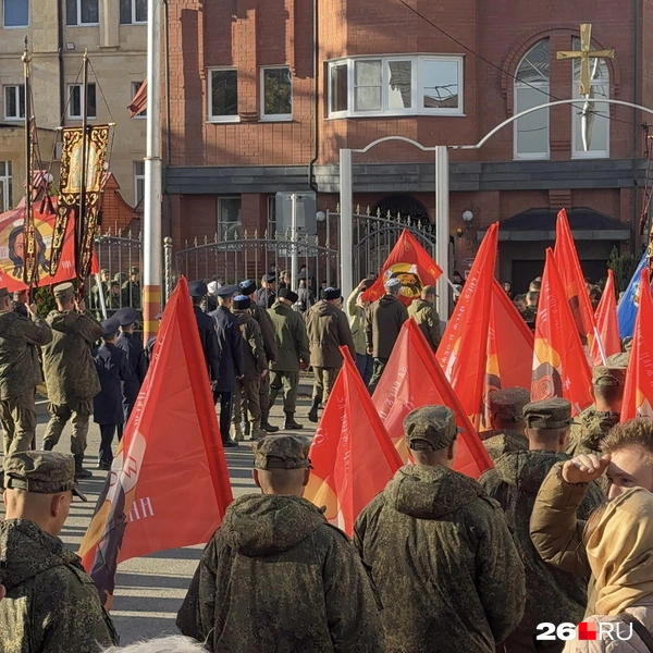 Колонну возглавили военные с хоругвями | Источник: Габриелла Захарова / 26.RU