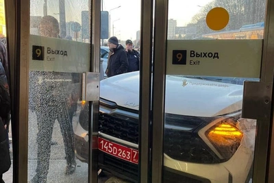 Дипломатическое авто Азербайджана въехало в метро «Пражская»