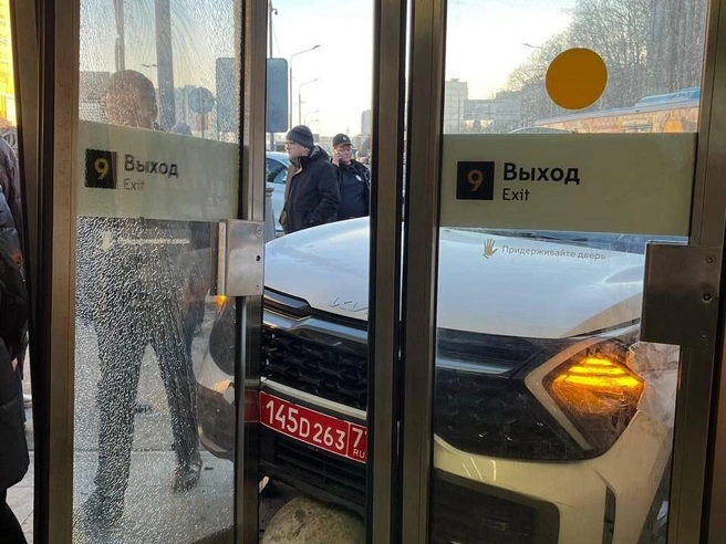 Авто с дипломатическими номерами Азербайджана протаранило вход на станцию метро «Пражская» | Источник: Агентство «Москва» / T.me
