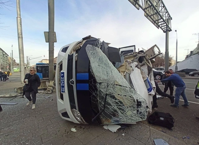 В центре Москвы перевернулся автозак с задержанными | ya62.ru