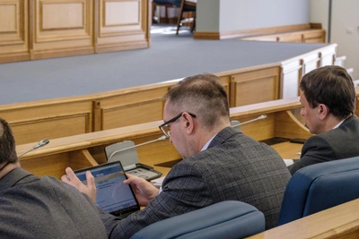 «Работа за идею надоедала». Тюменцы спорят о доходах чиновников