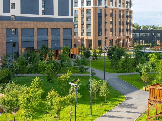 За всеми растениями ухаживают профессиональные садовники компании Urban Green, которая известна по фестивалю ландшафтного искусства «Атмофест» | Источник: «УГМК-Застройщик»