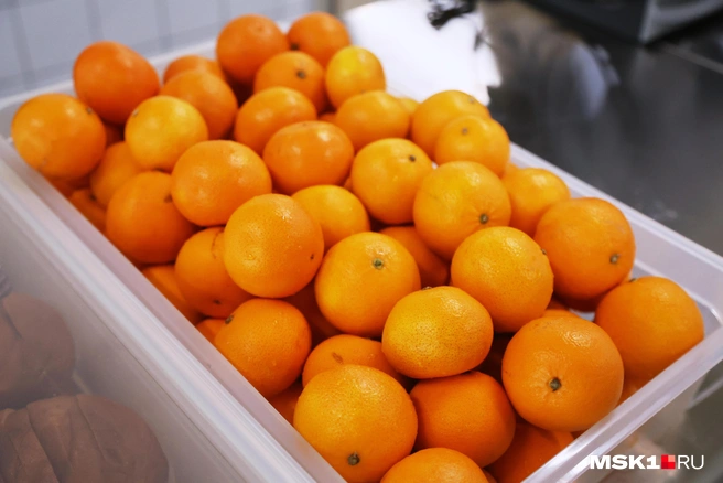 При выборе новогодних цитрусов присмотритесь к их внешнему виду и запаху | Источник: Дмитрий Толстошеев / MSK1.RU