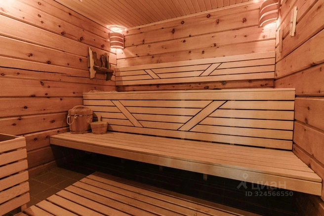 Там также разместили сауну с печью, которую оборудовали парогенератором и цветотерапией | Источник: Александр Чугайнов / N1