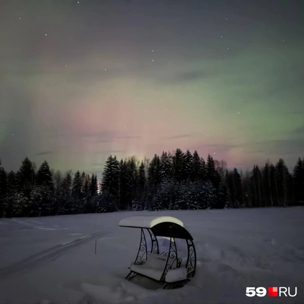 Красные и зеленые всполохи на небе | Источник: Сергей Пыстогов