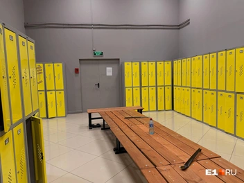 В раздевалке просторно, есть одно зеркало. В целом, довольно чисто | Источник: Полина Краснопевцева / E1.RU