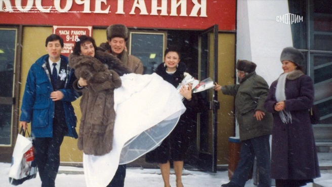 Этот кадр был сделан больше двух десятков лет назад&nbsp;— когда Александр и Анжелика только-только поженились | Источник: smotrim.ru