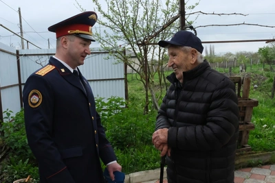 Сотрудники СК навестили ветерана Александра Пагаева