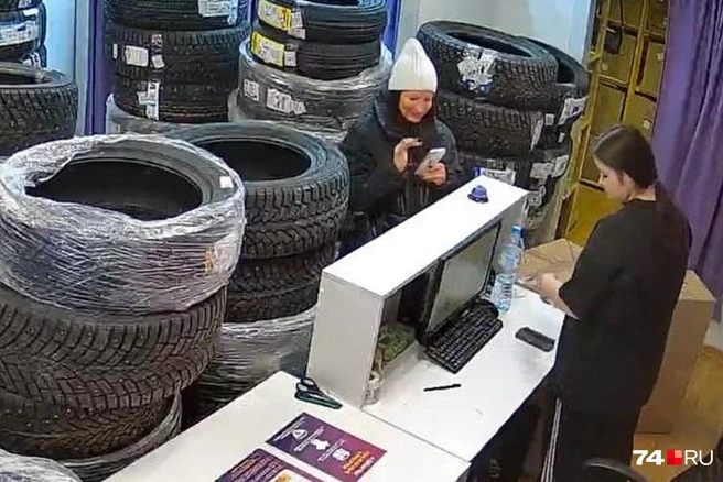 Клиент и сотрудник пункта выдачи заказов теряются на фоне столпов шин | Источник: читатель 74.RU