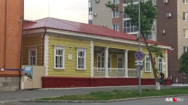 Дом-музей декабристов так мал по сравнению с соседним зданием | Источник: Анна Сарапульцева /45.RU
