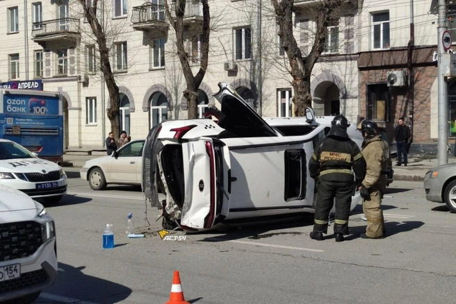 По словам очевидцев, женщину зажало в салоне «Москвича», но ее удалось вытащить | Источник: «АСТ-54 Black» / Telegram