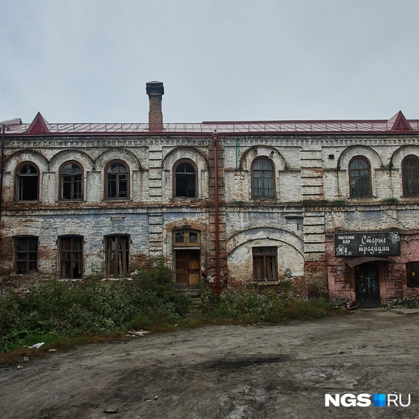 Со двора торговый и жилой дом выглядит запущенным, почти заброшенным | Источник: Александр Ощепков / NGS.ru