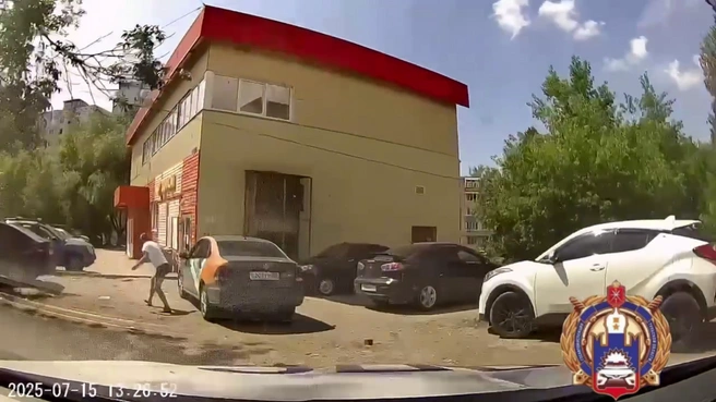 Водитель бежит из автомобиля каршеринга | Источник: Госавтоинспекция Тульской области