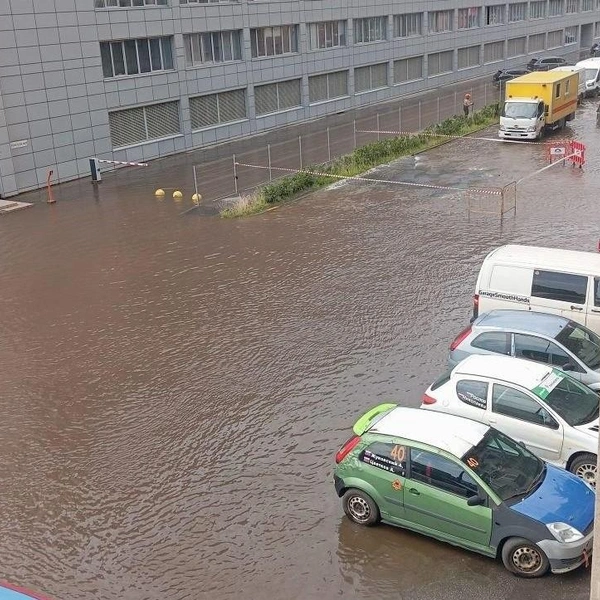 На кадрах видно, что на улице Трефолева перекрыт участок дороги. В Водоканале сообщили, что проехать по улице можно | Источник: Мегаполис | ДТП и ЧП | Санкт-Петербург | Питер