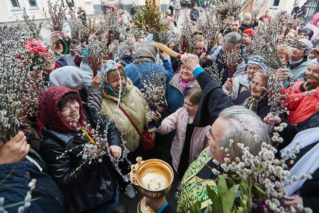 Согласно православным обычаям, освященная верба весь будущий год будет оберегать дом от несчастий | Источник: Александр Ощепков / NGS.RU
