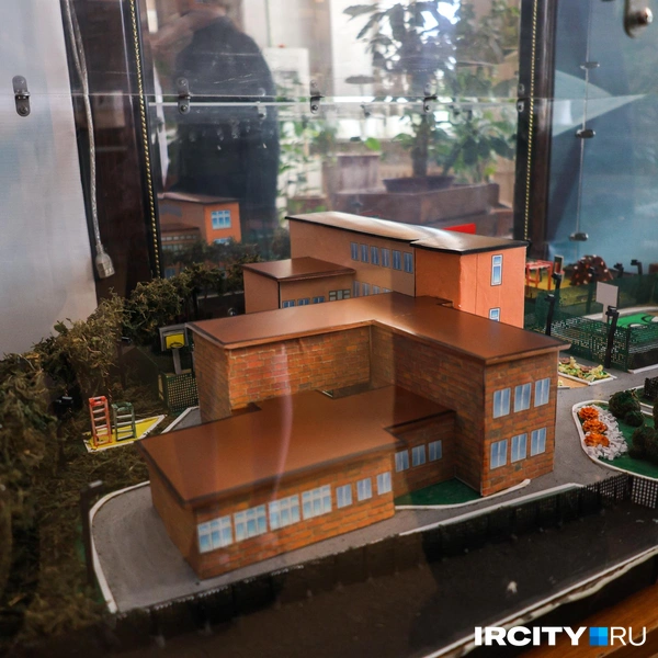 Прямо в холле центрального входа под стеклом красуется макет учеников, которые тоже мечтают о новой школе | Источник: Ксения Филимонова / «ИрСити»