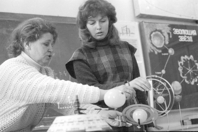 1987 год. Студентка Челябинского педагогического института сдает экзамен по астрономии | Источник: Л.&nbsp;Бородулина, фонды ОГАЧО