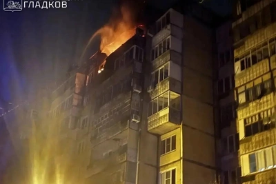 Многоэтажка загорелась от удара БПЛА, ранены дети