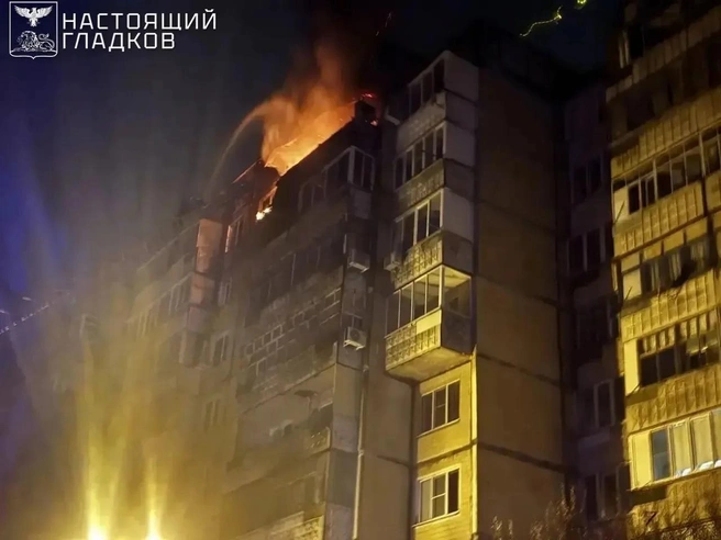 В Алексеевке вечером 25 апреля беспилотник атаковал жилую многоэтажку — горит балкон одной из квартир | Источник: Вячеслав Гладков / max.ru