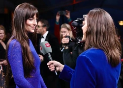 Дакота Джонсон на красной дорожке в Цюрихе: может ли «голое» платье выглядеть по-королевски роскоши