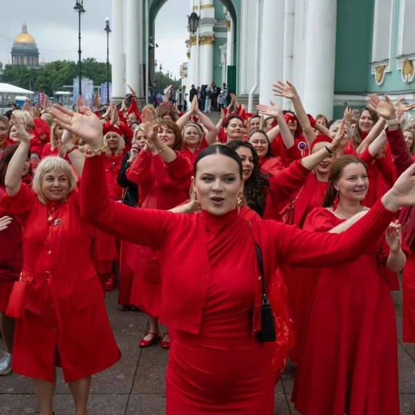 В центре Петербурга толпа женщин в красных платьях устроила танцы | Источник: Андрей Бок/«Фонтанка.ру»