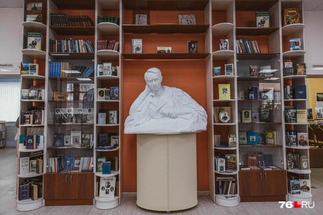 Среди книг установлен бюст Михаила Лермонтова  | Источник: Артем Бауман / 76.RU