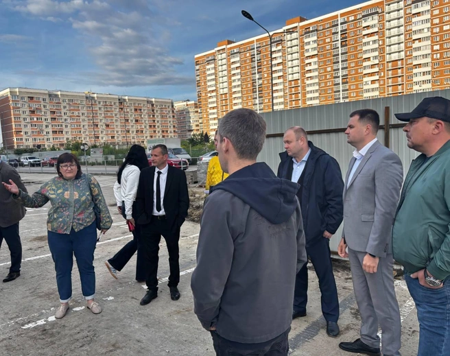 Чиновники пришли на встречу с местными жителями, которые жалуются на уничтожение деревьев | Источник: Департамент городского хозяйства и ТЭК