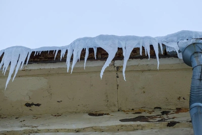 В Уфе снежная глыба с крыши упала на 16-летнего подростка