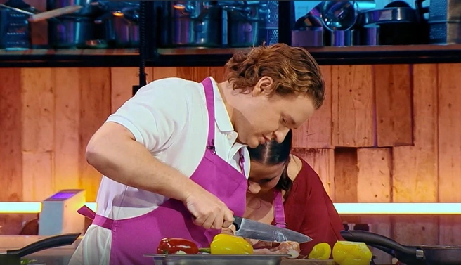 Готовка французского блюда далась сургутянину нелегко | Источник: кадр из шоу «Битвы шефов» (16+), телеканал «Пятница!», 2025 год