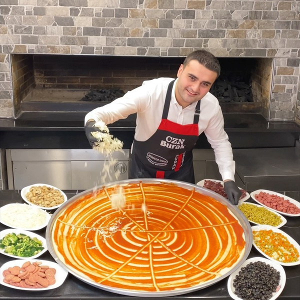 Кто такой турецкий повар, готовящий гигантские блюда (видео)