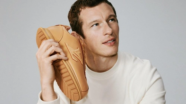 Каллум Тернер в новом кампейне Louis Vuitton, на съемках которого присутствовала Дуа Липа | Источник: Louis Vuitton