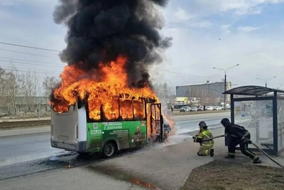 Маршрутка сгорела в Барнауле у остановки Балтийская