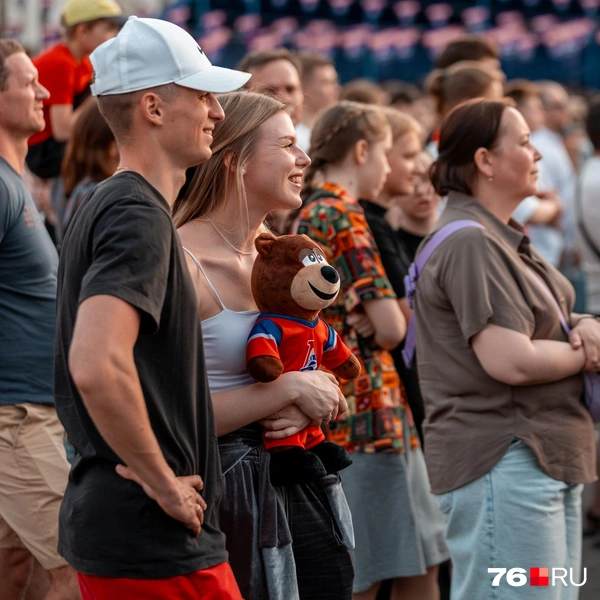 Обнимаешь талисман «Локомотива», и сразу спокойнее | Источник: Александр Куренной / 76.RU