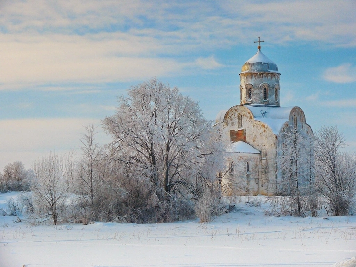 Церковь Николы на Липне в окрестностях Великого Новгорода | Источник: Konstantin hramov, CC BY-SA 4.0, via Wikimedia Commons