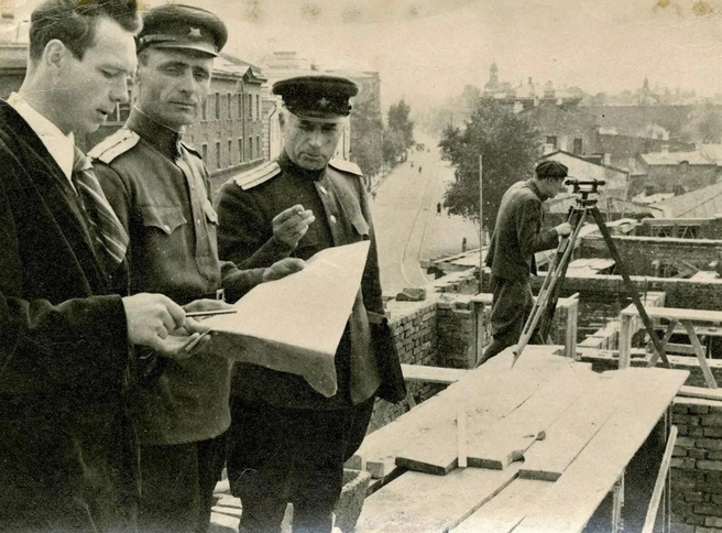 Человек в военной форме рядом с гражданским&nbsp;— архитектор из Москвы Евгений Янко. Он был главным инженером в проектной организации «Военпроект-12». В послевоенные годы Янко поучаствовал в проектировании многих зданий, которые появились в центральной части Иркутска. На снимке&nbsp;— строительная площадка на Ленина, 24 в 1946 году | Источник: Главархив Москвы / Pastvu.com