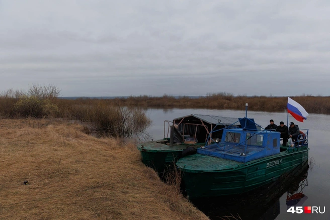 В этом году Исеть как всегда разлилась в начале апреля. И сразу же на воду вышел катер. Его задача&nbsp;— доставлять людей из Терсюкского до Барино и обратно | Источник: Ирина Шарова / 45.RU 