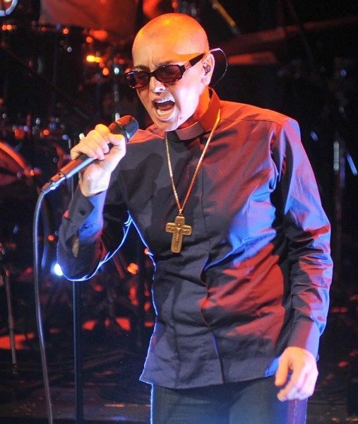 Шинейд О'Коннор во время выступления в Vicar St.Dublin. Дублин, Ирландия, 8 апреля 2015 года
