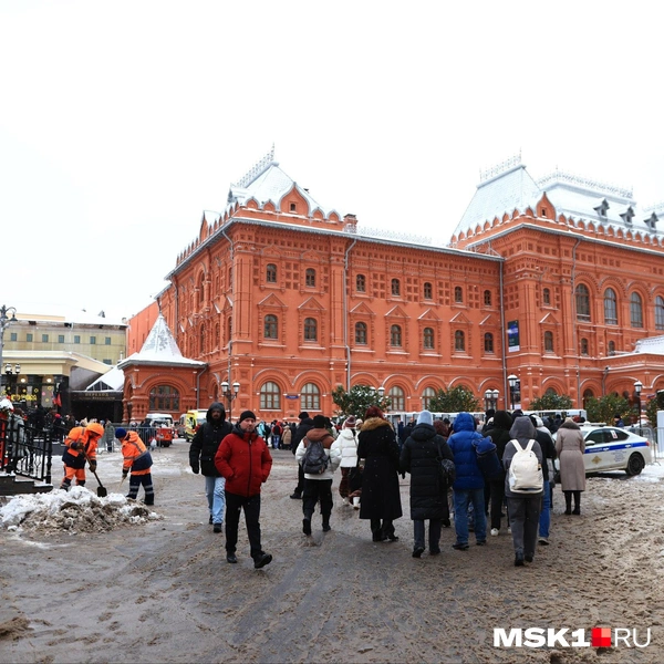 Москвичи выстроились в очередь, чтобы попасть на Красную площадь | Источник: Татьяна Спиридонова / MSK1.RU