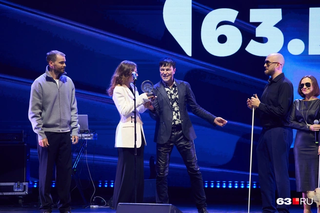 Алексей Потехин вручил награду самой народной кофейне Самары — «Корж» | Источник: Роман Данилкин / 63.RU